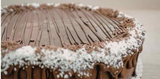 torta glassata al cioccolato e cocco