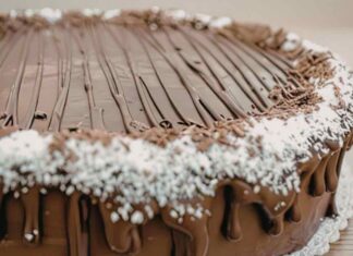 torta glassata al cioccolato e cocco