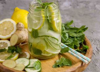 Acqua detox per idratarsi di più, il vero segreto è bere di più Acqua detox per bere di più - RicettaSprint