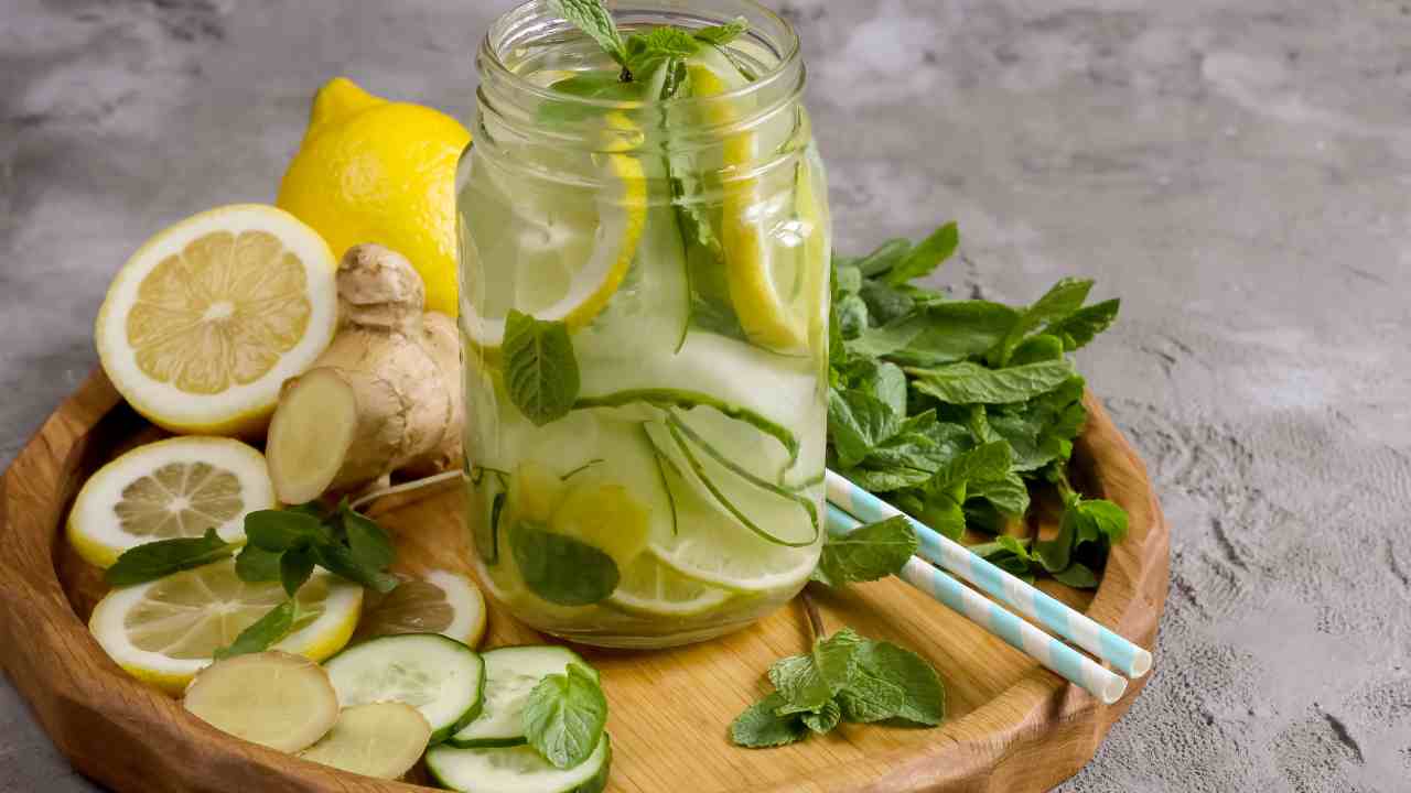 Acqua detox per bere di più - RicettaSprint