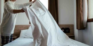 Bicarbonato sul materasso, il trucco della nonna che non tradisce Bicarbonato per disinfettare il letto - RicettaSprint