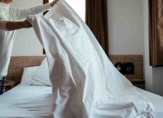 Bicarbonato sul materasso, il trucco della nonna che non tradisce Bicarbonato per disinfettare il letto - RicettaSprint