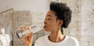 Borraccia in acciaio, plastica o vetro? La risposta non è scontata Borracce quale conviene usare ogni giorno - RicettaSprint