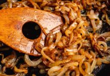Cipolle caramellate in pochi minuti, con questa ricetta è un gioco da ragazzi! Cipolle caramellate - RicettaSprint
