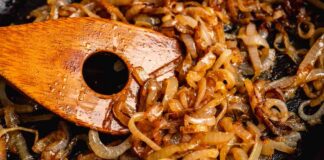 Cipolle caramellate in pochi minuti, con questa ricetta è un gioco da ragazzi! Cipolle caramellate - RicettaSprint