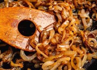 Cipolle caramellate in pochi minuti, con questa ricetta è un gioco da ragazzi! Cipolle caramellate - RicettaSprint