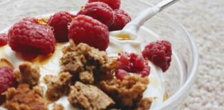 La crema allo yogurt che non è una crema (ma in due minuti ti salva la mattina) Colazione leggera - RicettaSprint