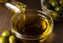 Come filtrare l’olio quando sul fondo della bottiglia c’è la morchia? Ecco il segreto della nonna Filtrare olio di oliva - RicettaSprint