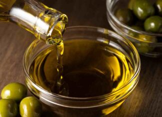 Come filtrare l’olio quando sul fondo della bottiglia c’è la morchia? Ecco il segreto della nonna Filtrare olio di oliva - RicettaSprint