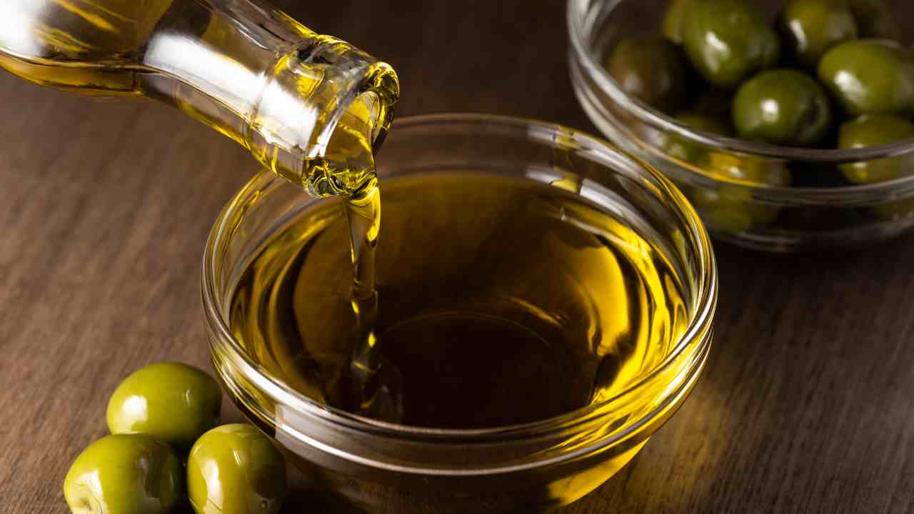 Filtrare olio di oliva - RicettaSprint