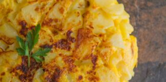 La frittata di patate che si mangia calda, fredda e il giorno dopo è ancora più buona