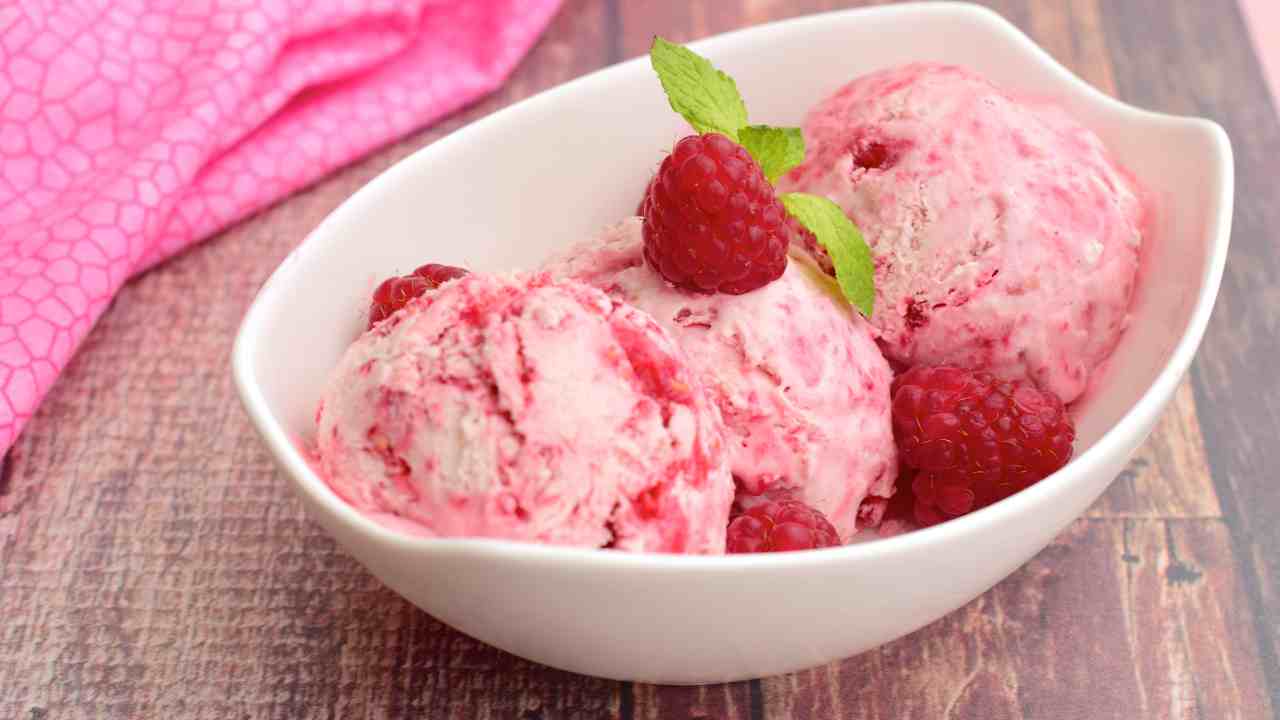 Gelato ai lamponi senza gelatiera - RicettaSprint