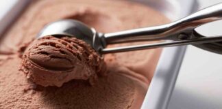 Gelato al cioccolato senza gelatiera, la cremosità si ottiene mescolando Gelato al cioccolato senza gelatiera - RicettaSprint