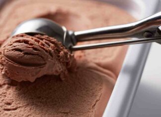 Gelato al cioccolato senza gelatiera, la cremosità si ottiene mescolando Gelato al cioccolato senza gelatiera - RicettaSprint