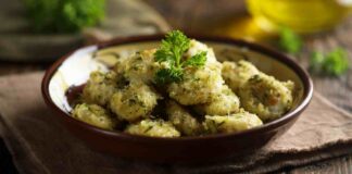 Gnocchi al pesto estivi, il piatto che unisce la morbidezza della patata alla freschezza del basilico Gnocchi al presto - RicettaSprint