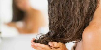 Impacco per capelli alla camomilla in estate, il rimedio naturale che illumina e lenisce Impacco alla camomilla - RicettaSprint