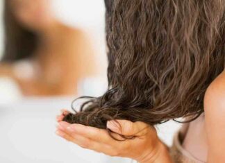 Impacco per capelli alla camomilla in estate, il rimedio naturale che illumina e lenisce Impacco alla camomilla - RicettaSprint
