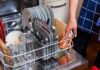 Fai tre palline di carta stagnola e mettili in lavastoviglie, così cambia tutto Palline di stagnola nella lavastoviglie - RicettaSprint