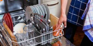 Fai tre palline di carta stagnola e mettili in lavastoviglie, così cambia tutto Palline di stagnola nella lavastoviglie - RicettaSprint