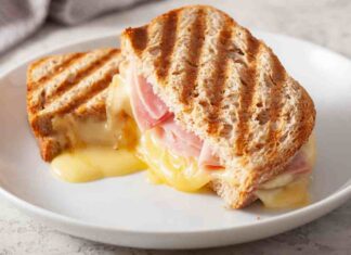 Pane prosciutto e formaggio, il salva-dieta che non ti fa sgarrare Panino al prosciutto e formaggio - RicettaSprint