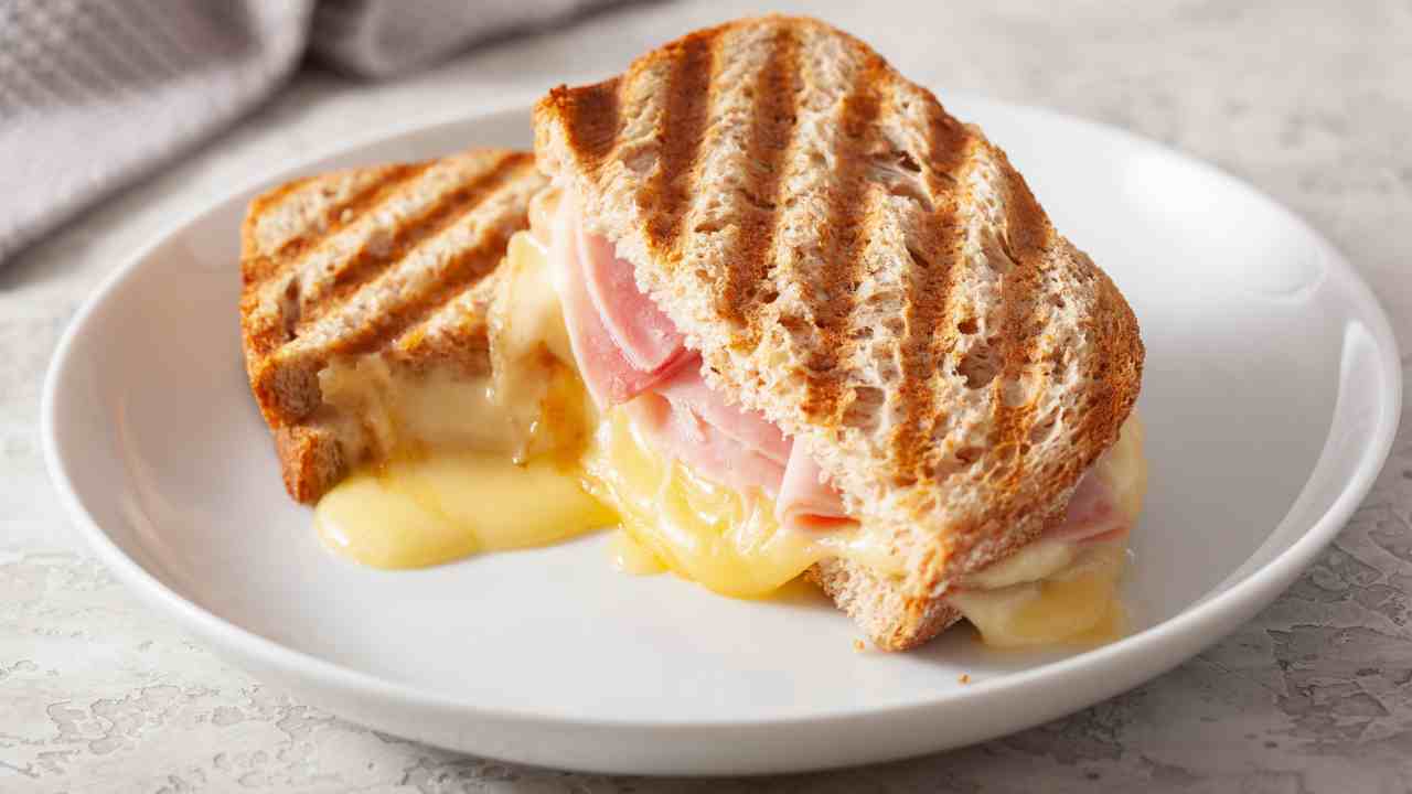 Panino al prosciutto e formaggio - RicettaSprint