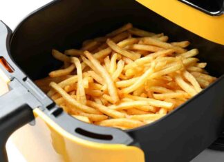 Patatine croccanti in friggitrice ad aria, ecco la tecnica per renderle perfette Patatine in friggitrice ad aria - RicettaSprint