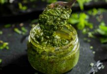 La salsa che si prepara in cinque minuti e sembra uscita da un ristorante Pesto di rucola - RicettaSprint