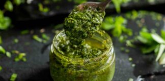 La salsa che si prepara in cinque minuti e sembra uscita da un ristorante Pesto di rucola - RicettaSprint