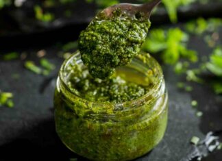 La salsa che si prepara in cinque minuti e sembra uscita da un ristorante Pesto di rucola - RicettaSprint