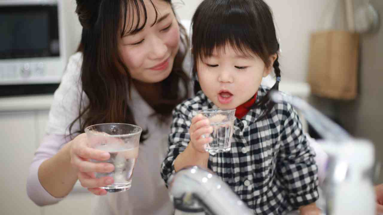 Quanta acqua devono bere i bambini - RicettaSprint