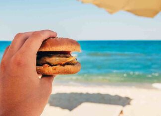 Caldo e fame in spiaggia? Ecco i 3 spuntini che ti salvano Spuntino da spiaggia quale fare - RicettaSprint