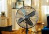 Bottiglia di ghiaccio davanti al ventilatore, il trucco per avere sempre aria fresca Trucco della bottiglia per il ventilatore - RicettaSprint