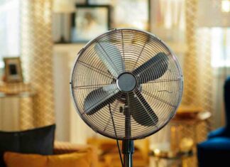Bottiglia di ghiaccio davanti al ventilatore, il trucco per avere sempre aria fresca Trucco della bottiglia per il ventilatore - RicettaSprint