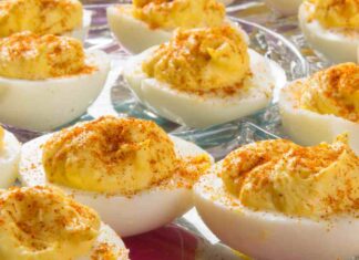 Uova alla diavola, la ricetta che non manca mai ai buffet Uova alla diavola - RicettaSprint