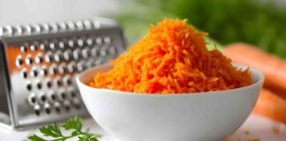 Pranzo extra leggero: un’insalatina di carote julienne fatta ad ok carote julienne