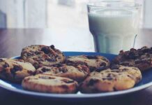 Cookie al cioccolato e mandorle: la ricetta per biscotti fragranti fuori e morbidi dentro cookie al cioccolato e mandorle
