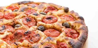 Bocaccia barese soffice come una nuvola, il giusto un po’ oliosa e super friabile, la vuoi la ricetta? focaccia barese