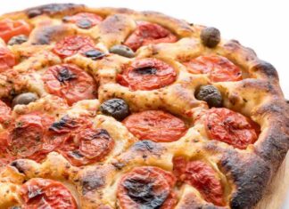 Bocaccia barese soffice come una nuvola, il giusto un po’ oliosa e super friabile, la vuoi la ricetta? focaccia barese