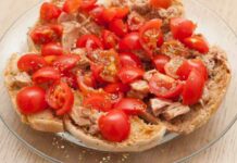 Freselle fresche con pomodoro e tonno, il pranzo estivo ideale in ogni occasione freselle