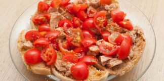 Freselle fresche con pomodoro e tonno, il pranzo estivo ideale in ogni occasione freselle