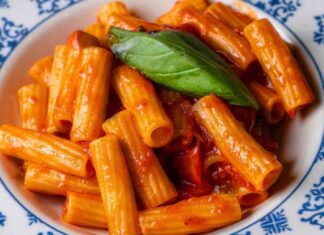 Come prepara la pasta la pomodoro come vuole la tradizione di mia nonna, zero soffritto tutto a crudo pasta al pomodoro