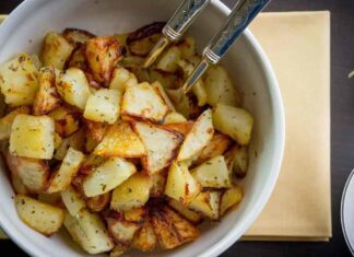 Patate saporite come quelle della rosticceria, ecco il trucchetto per farle morbide e croccanti patate saporite