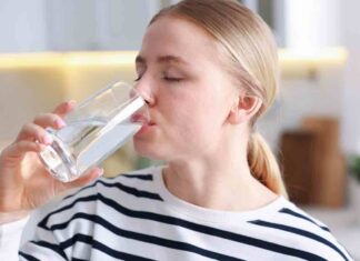 Ondate di calore: perché bisogna fare attenzione all’acqua ghiacciata e la frutta fredda bere acqua fredda