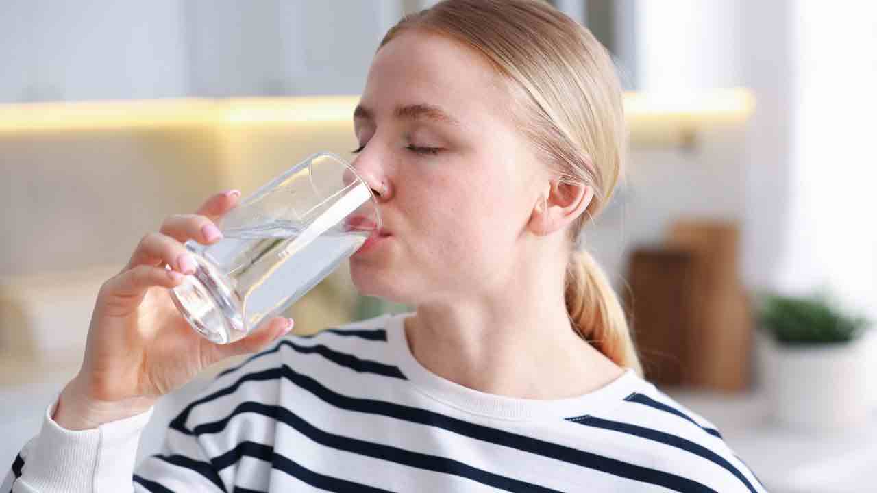 bere acqua fredda