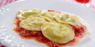 Ravioli ricotta e spinaci, il sugo fresco di pomodori che li rende irresistibili ravioli ricotta e spinaci