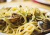 Spaghetti con le vongole estive, il profumo del mare in un piatto fresco e leggero spaghetti con le vongole - RicettaSprint