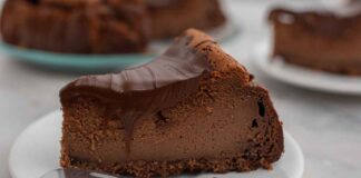 Il cioccolato si scioglie nella cheesecake, il risultato è cremoso e intenso Cheesecake al cioccolato - RicettaSprint