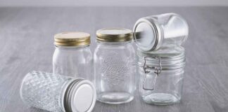 Come sterilizzare i barattoli di vetro in casa: il passaggio da non dimenticare prima delle conserve Come disinfettare i vasetti in vetro - RicettaSprint