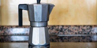 Caffettiera sporca? Bastano pochi minuti per pulirla: attenzione a cosa mettiamo nella moka Come pulire caffettiera - RicettaSprint
