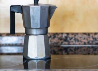 Caffettiera sporca? Bastano pochi minuti per pulirla: attenzione a cosa mettiamo nella moka Come pulire caffettiera - RicettaSprint